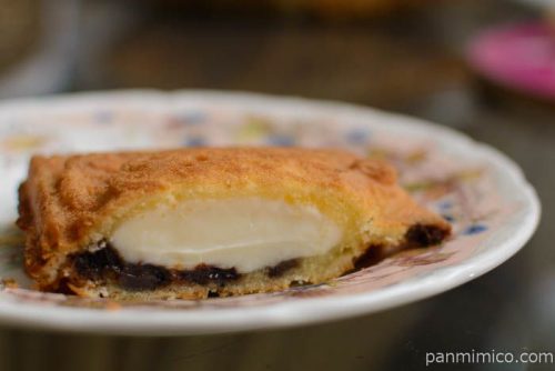 クローバーリーフクリスピータイヤキチョコチップ入りミルククリーム中身