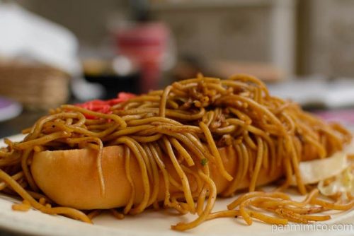 麦わらぼうし焼きそばパン皿盛り