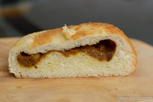 コープこうべ焼きカレーパン中身