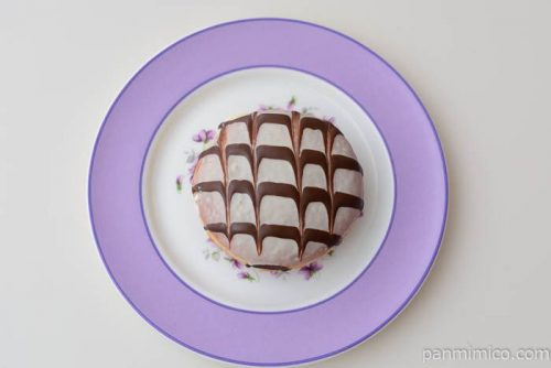 ファミマミルクホイップドーナツ（ホワイトチョコ＆ミルクチョコ）皿盛り