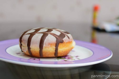 ファミマミルクホイップドーナツ（ホワイトチョコ＆ミルクチョコ）横