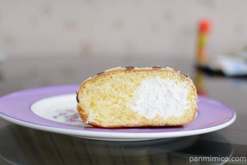 ファミマミルクホイップドーナツ（ホワイトチョコ＆ミルクチョコ）中身