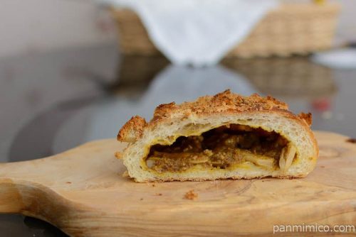 アンプードゥ挽肉ときのこのカレーパン中身