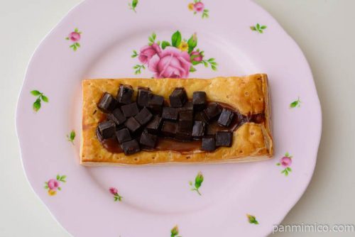 キャラメルの風味豊かなチョコレートパイ【ローソン】皿盛り