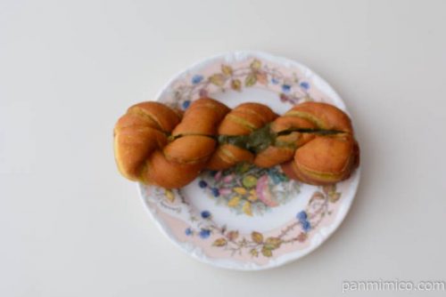 ほろにが抹茶のツイストドーナツ【フジパン】皿盛り