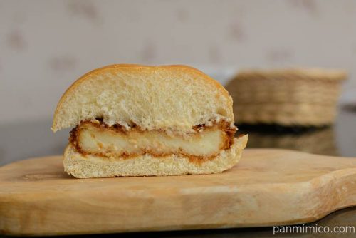 クリーミーなコーンコロッケバーガー【ファミリーマート】中身