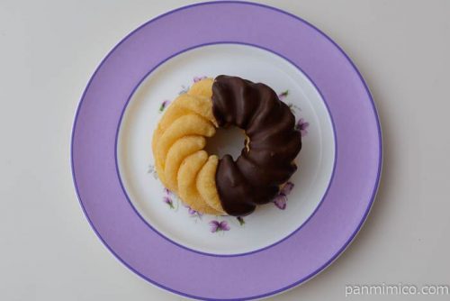 ヤマザキ 冷たいフレンチクルーラー（カスタード＆ホイップ）皿盛り