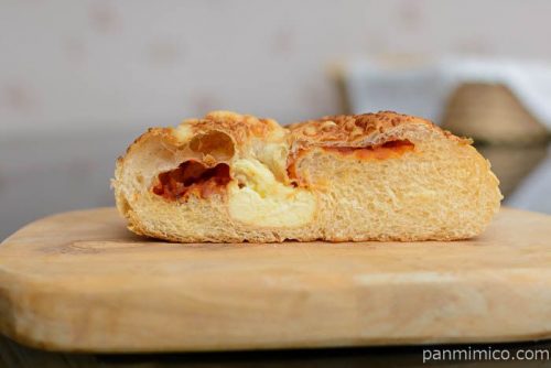 濃厚トマトのチーズパン【パスコ】中身