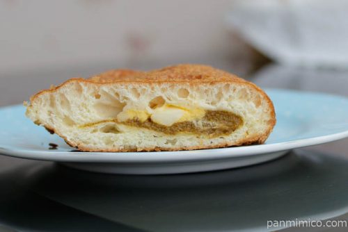 ごっつう大きい　カレー＆たまごドーナツ【ローソン】中身