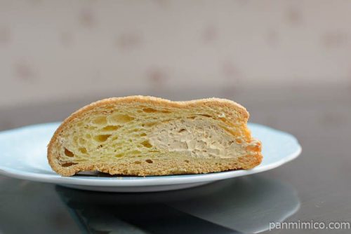 たっぷりビスケットのコーヒーホイップデニッシュ【神戸屋】中身