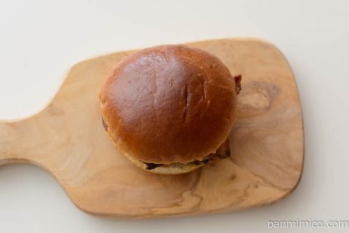 ガーリックソースのチキンバーガー【セブンイレブン】皿盛り