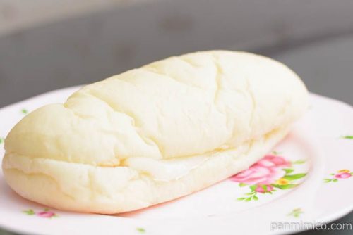 もっちりとした白いコッペパン　黒蜜きなこ～求肥入～ローソン横