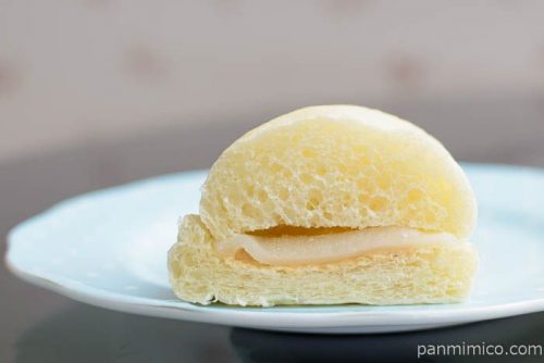 もっちりとした白いコッペパン　黒蜜きなこ～求肥入～ローソン中身