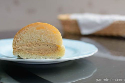 コッペパン（ダブルピーナッツ）【ファミリーマート】中身