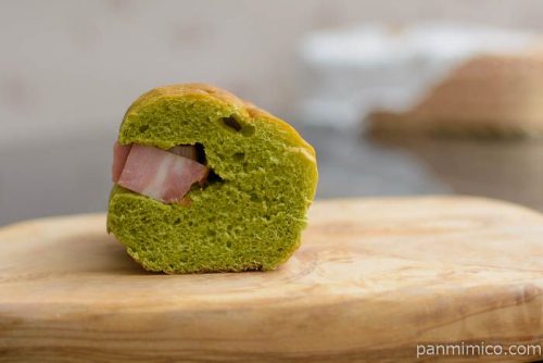 【手作りパン工房 ウーの森】厚切りベーコンほうれん草チーズ中身