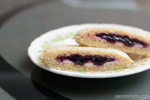 ランチパック（ブルーベリー＆クリームチーズ）全粒粉入りパンヤマザキ皿盛り