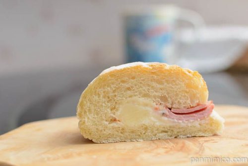ハム、ポテサラ、スイートチリソースのパニーニベーカリー89中身