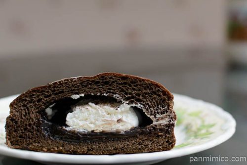 ローソン ブランのほろにがショコラパン ホイップクリーム入中身