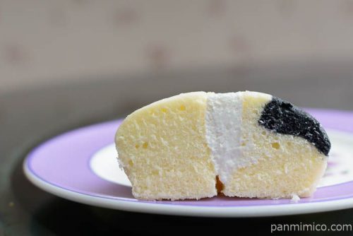 ヤマザキ ミルク蒸しケーキ（六甲山麓牛乳入りホイップ使用）中身