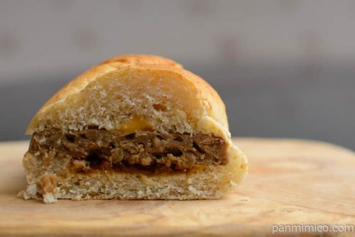 こだわりデミグラスソースのハンバーグパン【ヤマザキ】中身