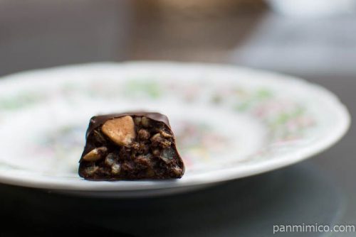 1本満足バー シリアルブラック 糖類80%オフ【アサヒ】中身