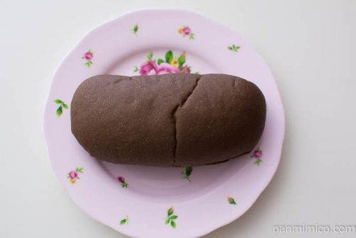 ローソン もっちりとした黒いコッペパン クッキー＆クリーム皿盛り