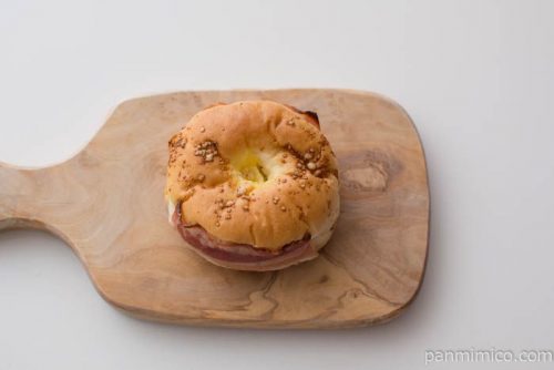 手巻きベーコンポテトパン【ファミリーマート】皿盛り