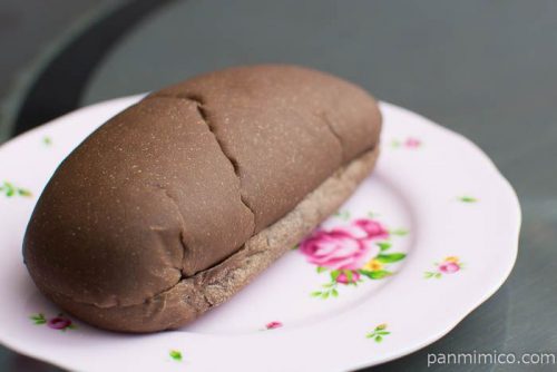 ローソン もっちりとした黒いコッペパン クッキー＆クリーム横