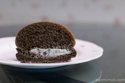 ローソン もっちりとした黒いコッペパン クッキー＆クリーム中身