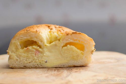 手巻きベーコンポテトパン【ファミリーマート】中身