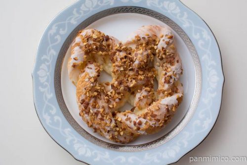 デニッシュプレッツェル（アーモンド）【ヤマザキ】皿盛り