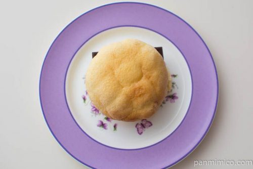 板チョコメロンパン（ホイップ＆カスタード）【ヤマザキ】皿盛り