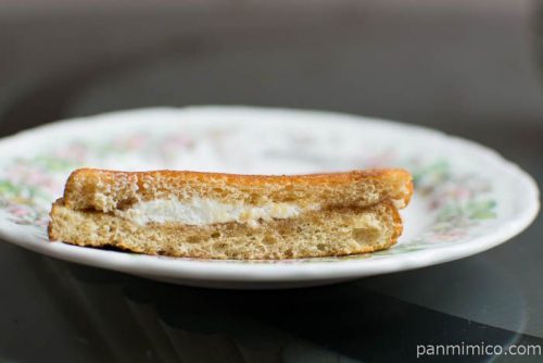 ローソン ブランのパンケーキ 2個入(メープル&ホイップ)中身