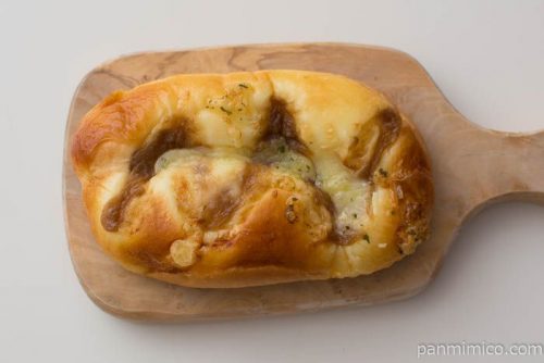 あめ色たまねぎとチーズのパン【ファミリーマート】皿盛り
