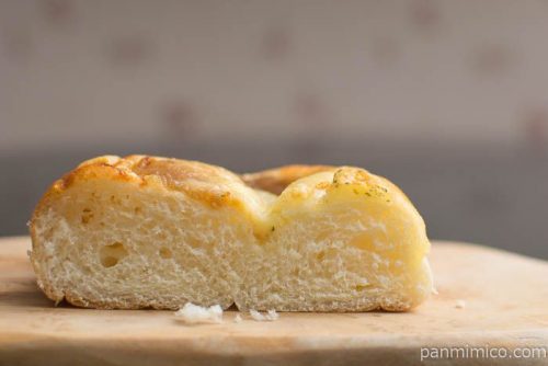 あめ色たまねぎとチーズのパン【ファミリーマート】中身