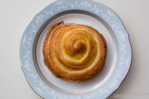 アップルカスタードデニッシュ（六甲山麓牛乳入りクリーム使用）ローソン皿盛り