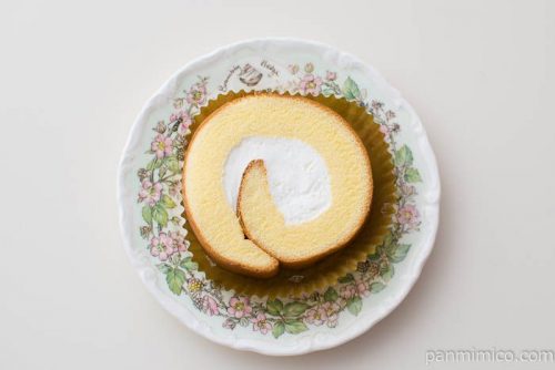 しっとりロールケーキ（塩チーズ）【ヤマザキ】皿盛り