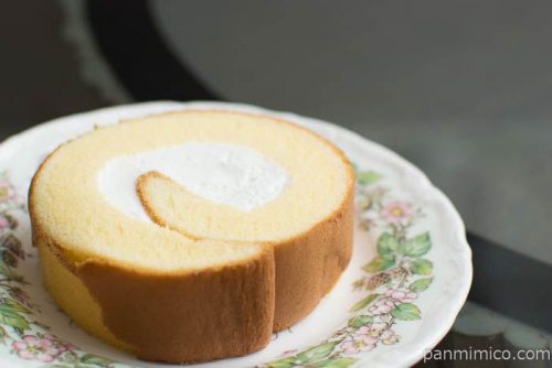 しっとりロールケーキ（塩チーズ）【ヤマザキ】横