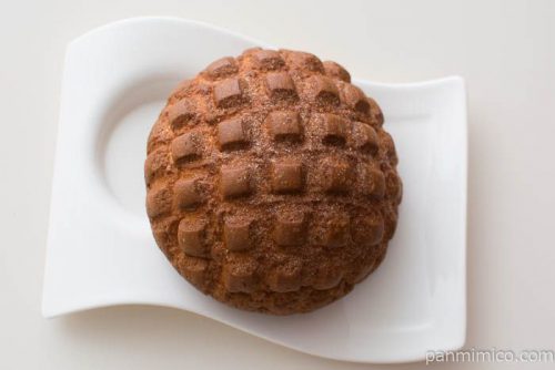 沖縄県産黒糖のメロンパン【セブンイレブン】皿盛り