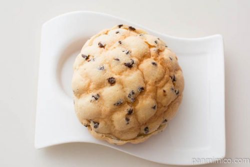 ローソン 塩キャラメルクリーム入り チョコチップメロンパン皿盛り