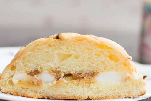 ローソン 塩キャラメルクリーム入り チョコチップメロンパン中身