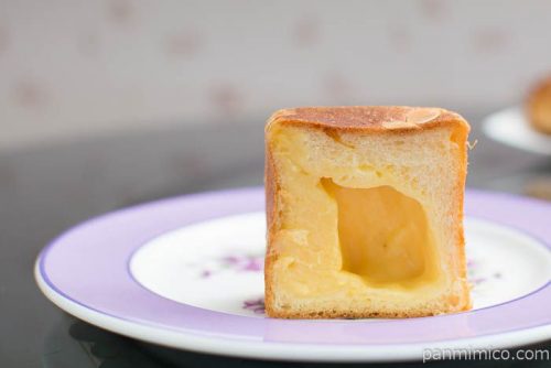 神戸三宮【ブーランジェリー コム・シノワ】タヒチバニラのクリームパンの中身はこんな感じ