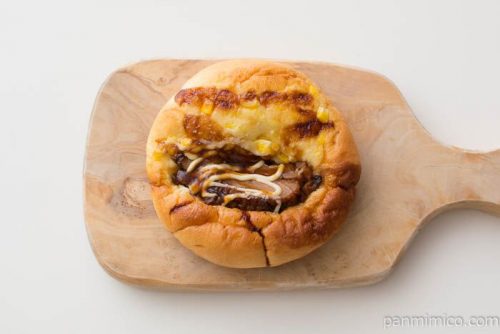 照り焼きチキンとコーンのパン【ファミリーマート】上から見た図