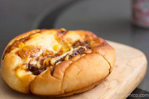 照り焼きチキンとコーンのパン【ファミリーマート】横から見た図