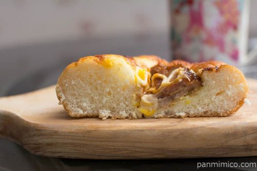 照り焼きチキンとコーンのパン【ファミリーマート】中身はこんな感じ