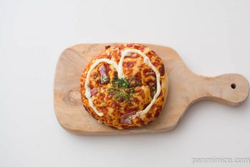 完熟トマトのふわふわピザパン【ファミリーマート】上から見た図
