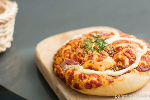 完熟トマトのふわふわピザパン【ファミリーマート】斜め上から見た図