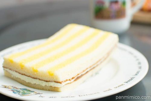レモンのサンドケーキ【ファミリーマート】斜め上から見た図