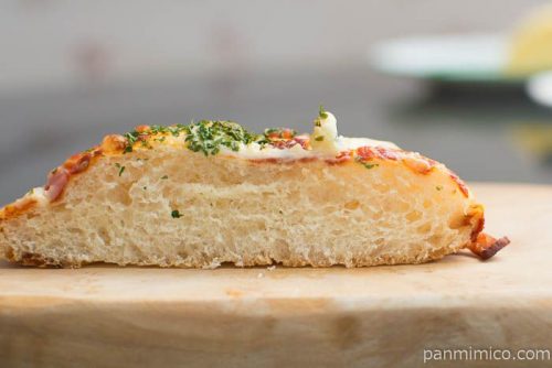 完熟トマトのふわふわピザパン【ファミリーマート】中身はこんな感じ