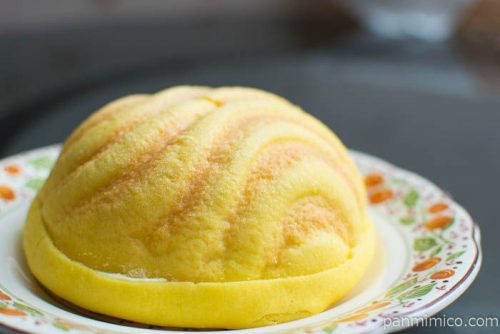 レモンクリームのメロンパン【セブンイレブン】横から見た図